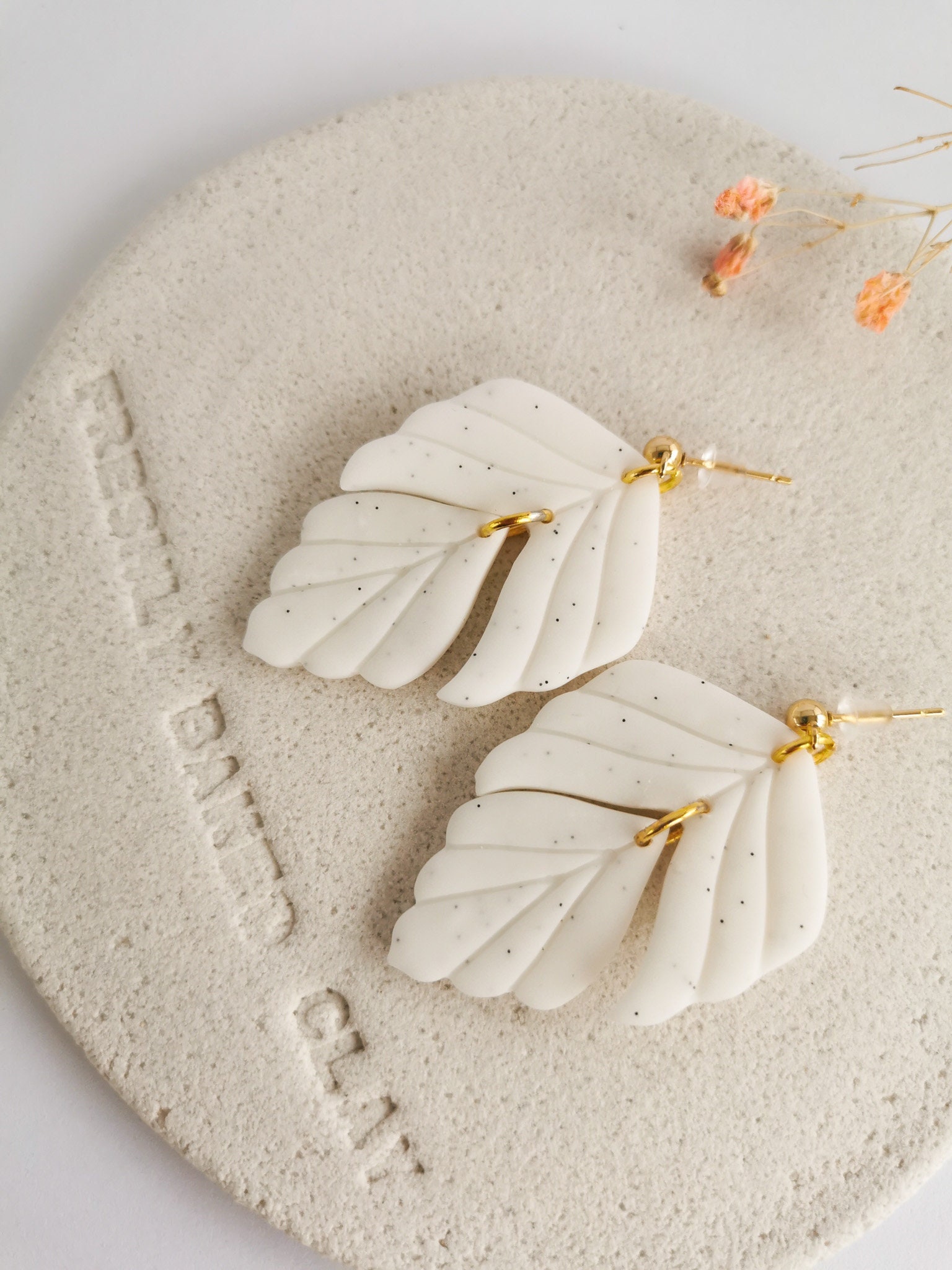 Blatt Ohrringe, Polymer Clay Statement Leicht, Botanisch, Weißer Granit, Gold, Handgefertigt Blatt Ohrringe, Polymer Clay Statement Leicht, Botanisch, Weißer Granit, Gold, Handgefertigt von FreshlybakedclayShop
