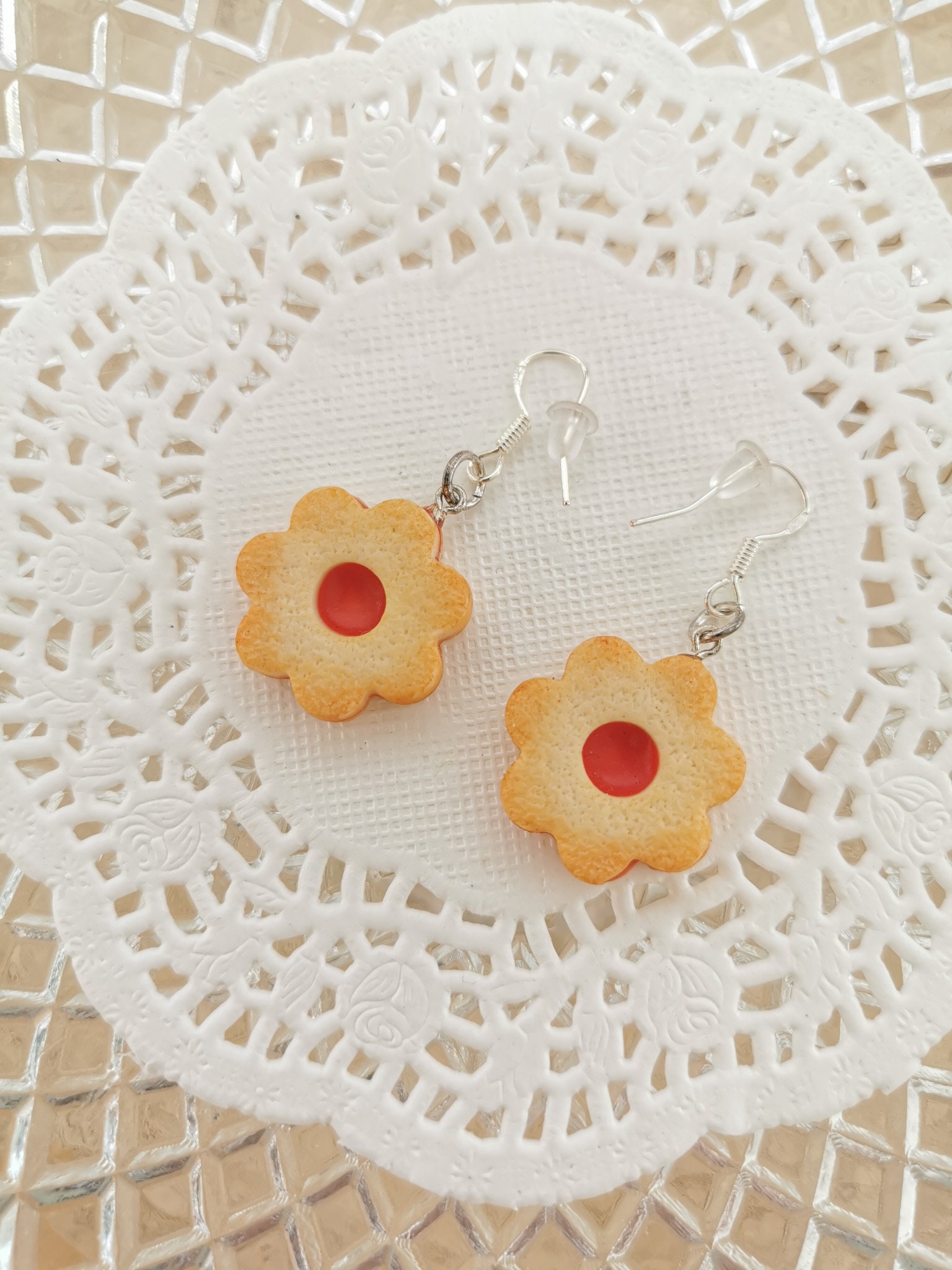 Handgemachte Keks-Ohrringe Aus Polymer Clay Mit Marmeladenfüllung Und Sterling Silber Ohrhaken - Leichte Lustige Geschenkidee Handgemachte Keks-Ohrringe Aus Polymer Clay Mit Marmeladenfüllung Und Sterling Silber Ohrhaken - Leichte Lustige Geschenkidee von FreshlybakedclayShop