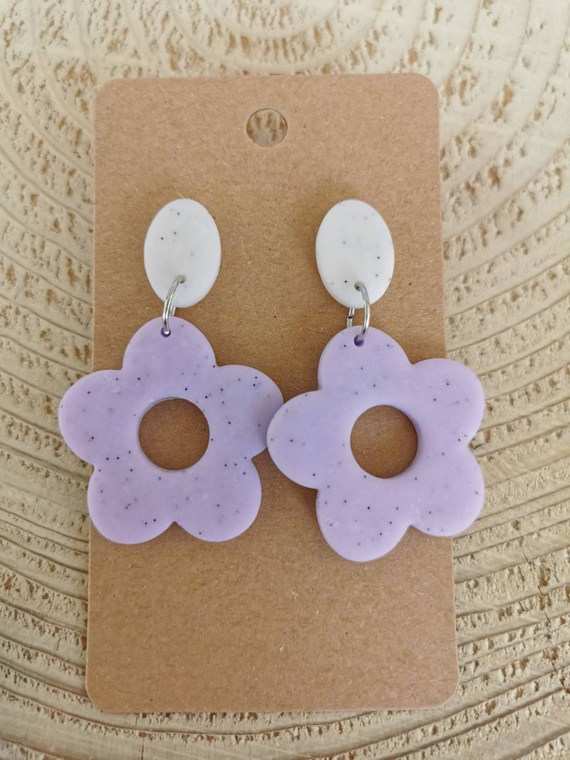 Süße Und Zarte Polymer Clay Blumen Ohrringe Von Freshlybakedclay, Frühling Ohrringe, Statement Handgemacht, Leicht, Flieder von FreshlybakedclayShop