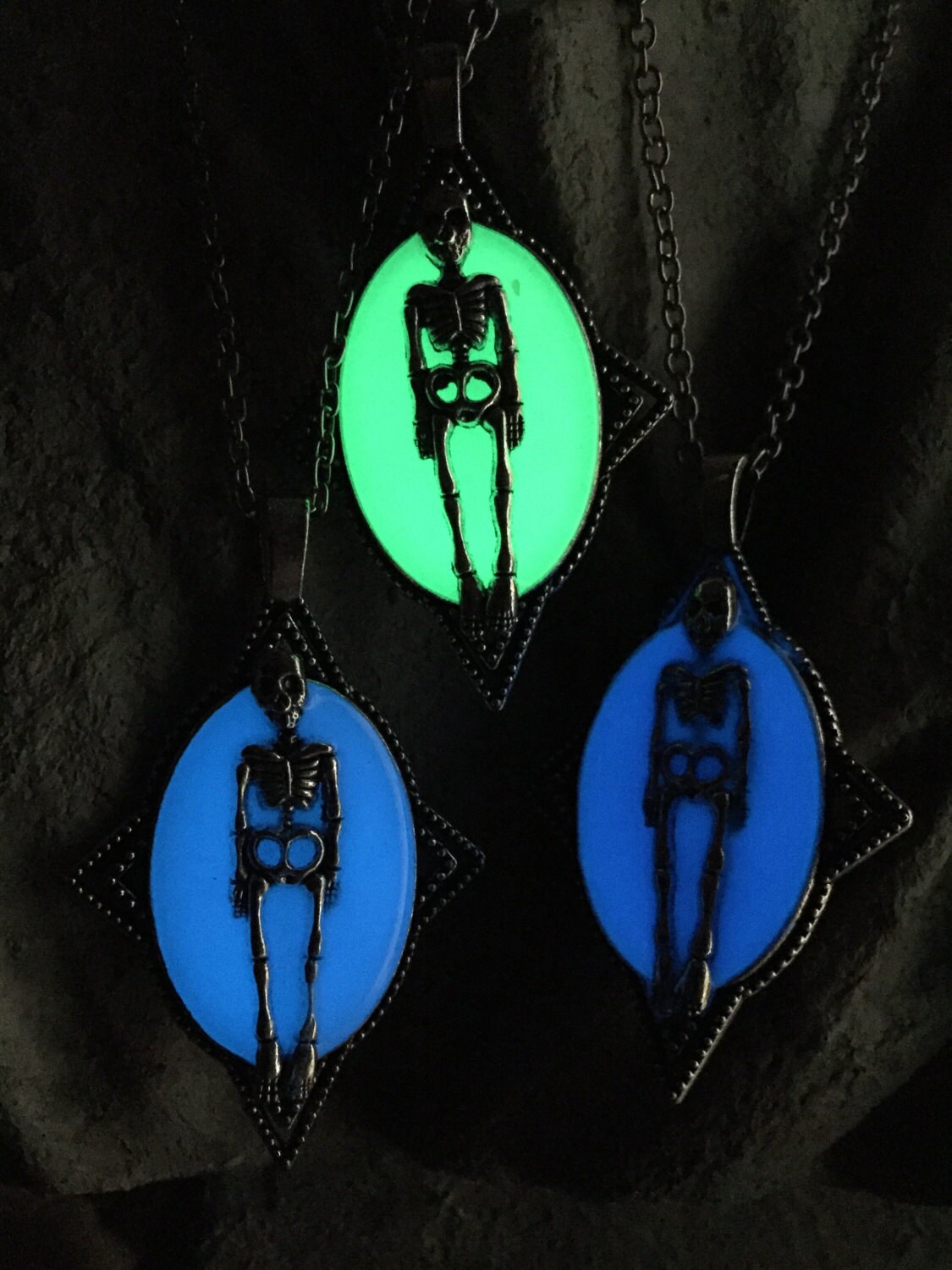 Glühende Knochen Anhänger - Skelett Halskette, Leuchten in Der Dunklen Magie Ovale Lünette, Spirited Halloween Schmuck Glühende Knochen Anhänger - Skelett Halskette, Leuchten in Der Dunklen Magie Ovale Lünette, Spirited Halloween Schmuck von FreshwaterMermaids
