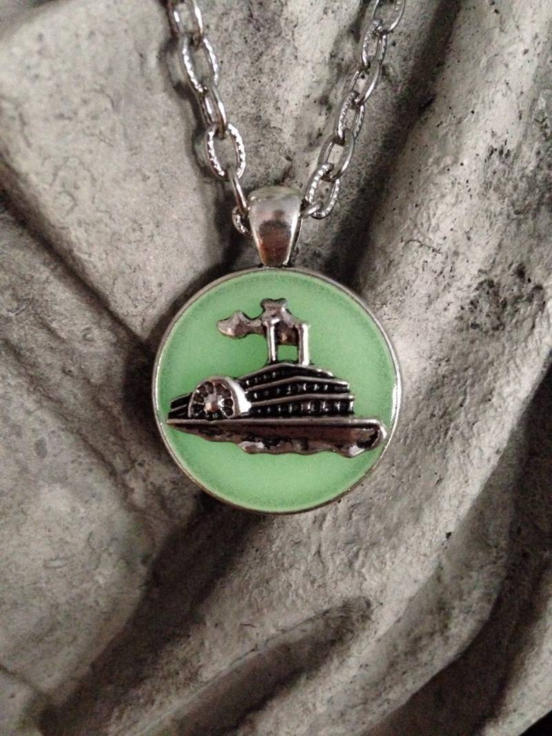 Mississippi Riverboat Glühende Anhänger - Stolze Mary Halten Auf Rolling Silber Vergoldet Charme, Kette Und Lünette, Glühen Im Dunkeln Mississippi Riverboat Glühende Anhänger - Stolze Mary Halten Auf Rolling Silber Vergoldet Charme, Kette Und Lünette, Glühen Im Dunkeln von FreshwaterMermaids