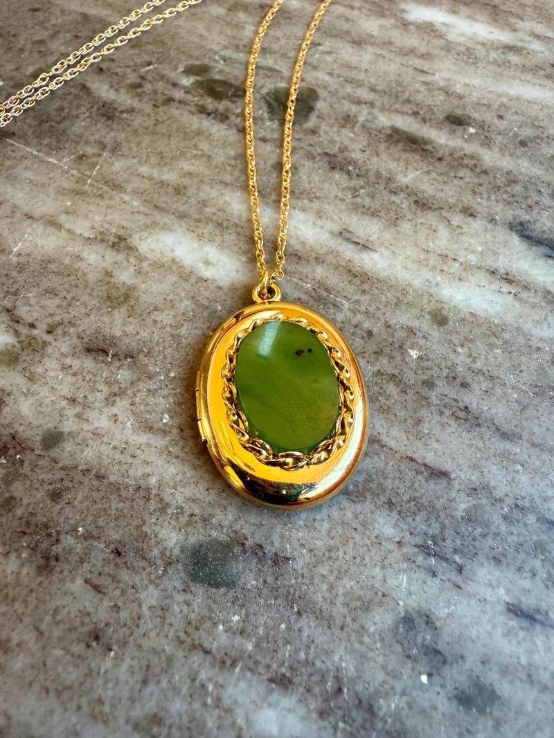 12Kt Gold Gefüllte Vintage Jade Medaillon, Grüne Stein Halskette, Oval Foto Medaillon Mit Rahmen, Halskette Schmuck Grün von FreshyFig
