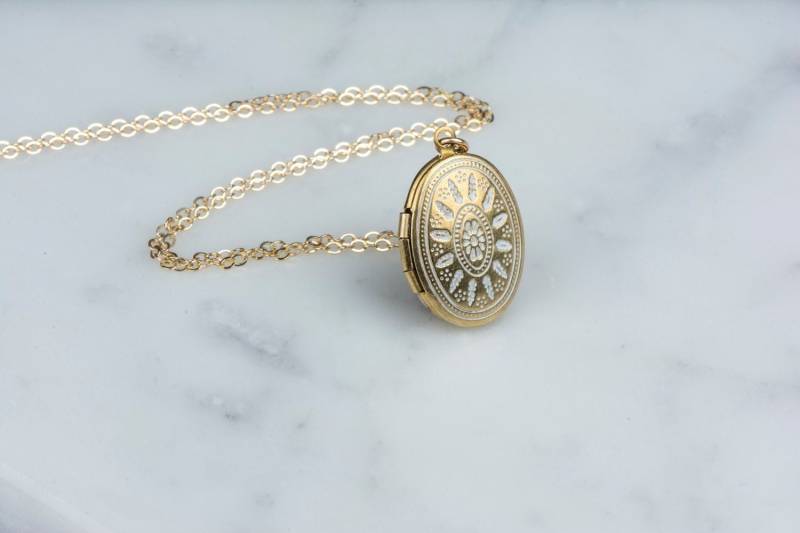 Geschenkidee Für Frauen Weiß Und Gold Locket Halskette, Einfache Kleine Halskette Mit Verzierten Medaillon, Kleines Zarte Medaillon Goldkette von FreshyFig