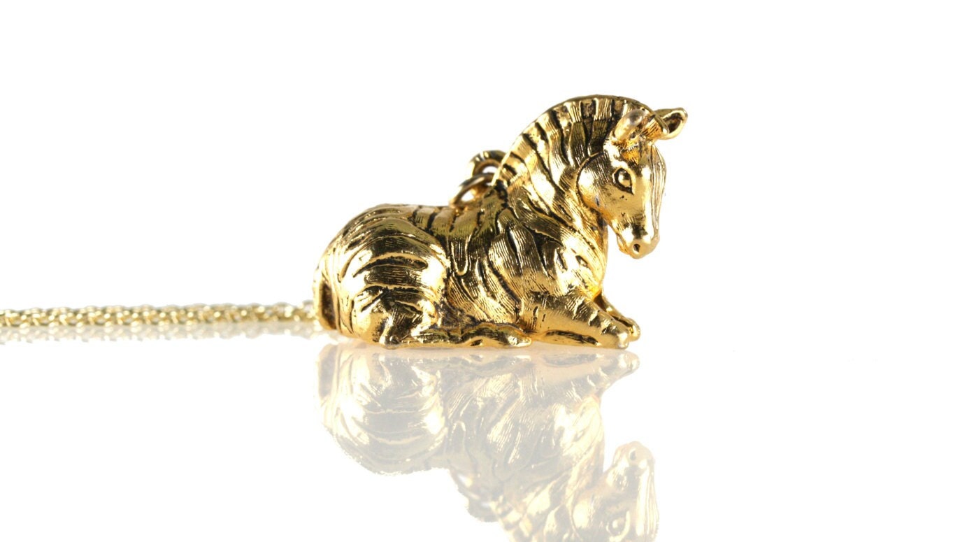 Lange Gold Vintage Zebra Halskette, Anhänger, Zoo Tier Schmuck, Einzigartiger Pferd Großer Schmuck von FreshyFig