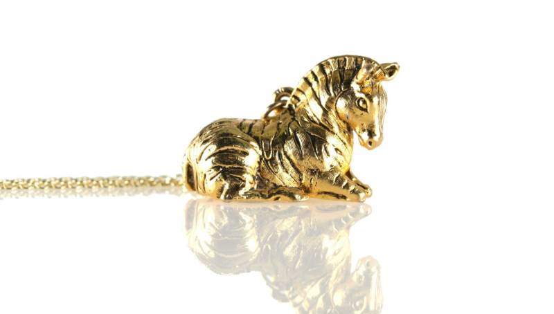 Lange Gold Vintage Zebra Halskette, Anhänger, Zoo Tier Schmuck, Einzigartiger Pferd Großer Schmuck von FreshyFig