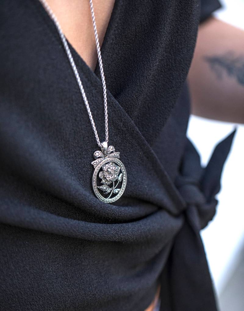 "Personalisierte Mutter Halskette Geschenk Idee, Silber Rose "Ich Liebe Dich Mutter" Halskette, Großmutter" Vintage Markasit Anhänger Schmuck." "Personalisierte Mutter Halskette Geschenk Idee, Silber Rose "Ich Liebe Dich Mutter" Halskette, Großmutter" Vintage Markasit Anhänger Schmuck." von FreshyFig