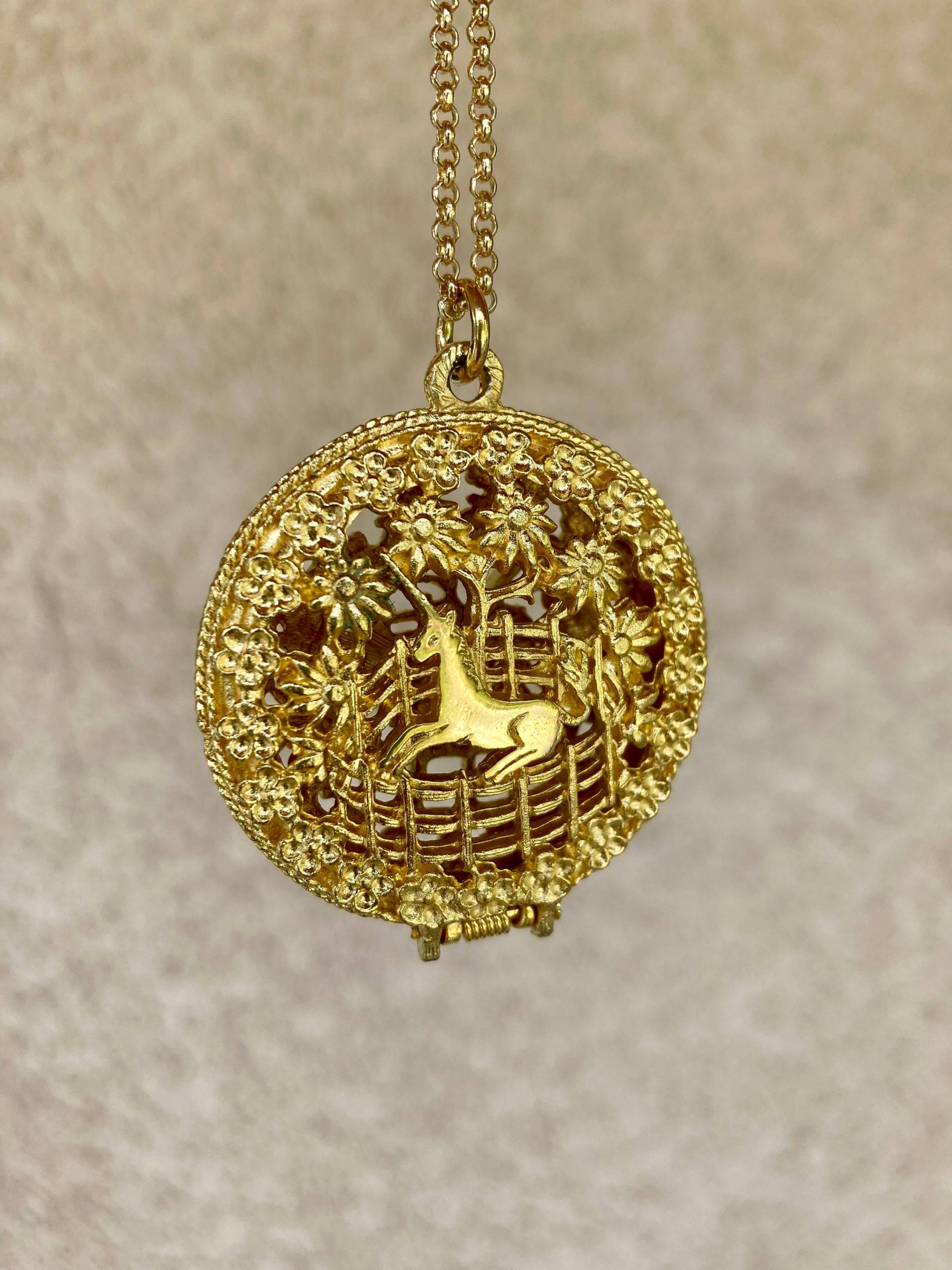 Vintage Einhorn Medaillon Halskette, Das in Gefangenschaft, Wunderliche Schmuck, Lange Goldkette, Märchen Anhänger von FreshyFig