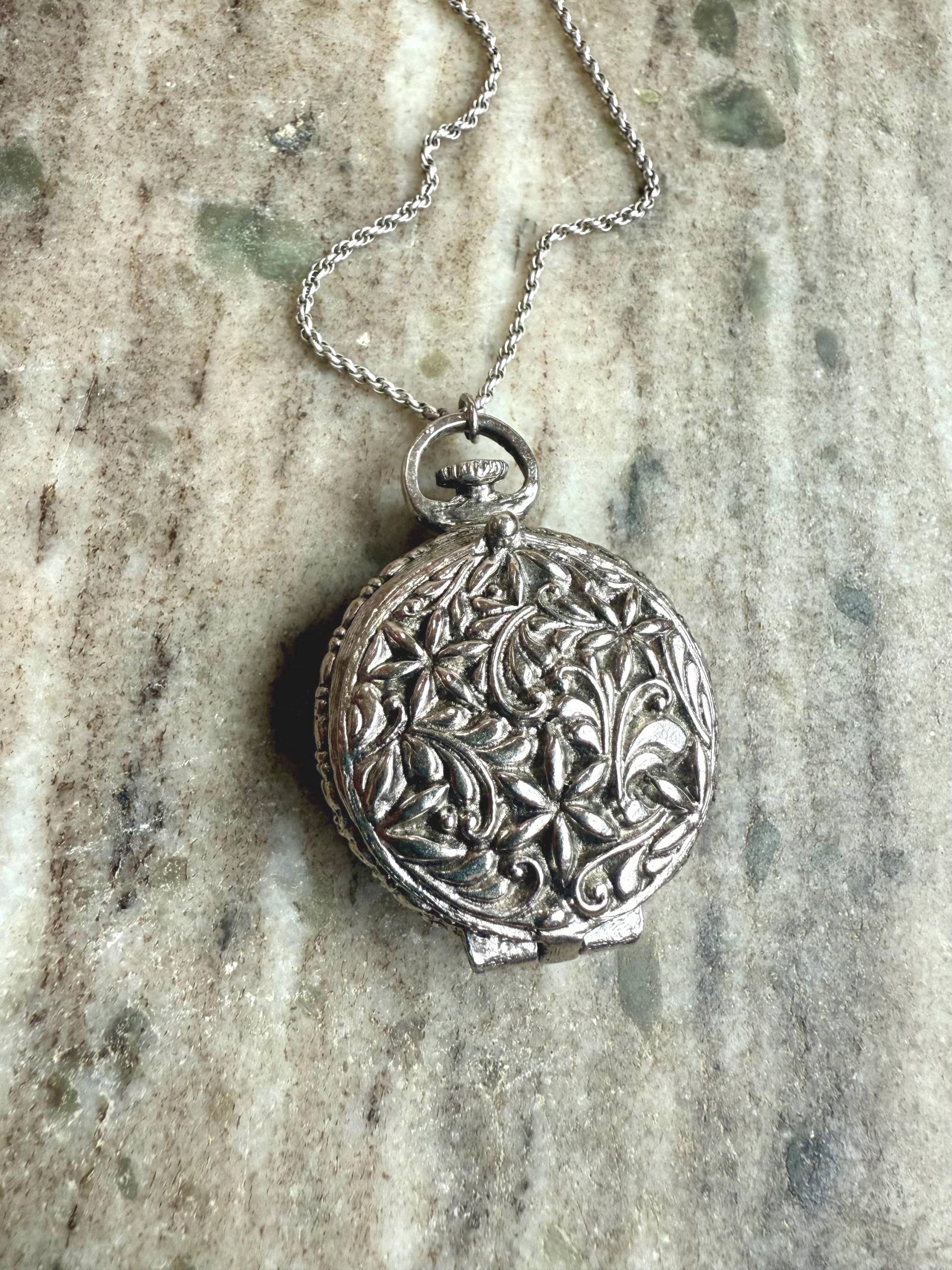 Vintage Medaillon Mit Großen Blumen, Taschenuhr-stil, Antiqued Silber Anhänger Auf Lange Kette, Halskette Gold Goldette von FreshyFig