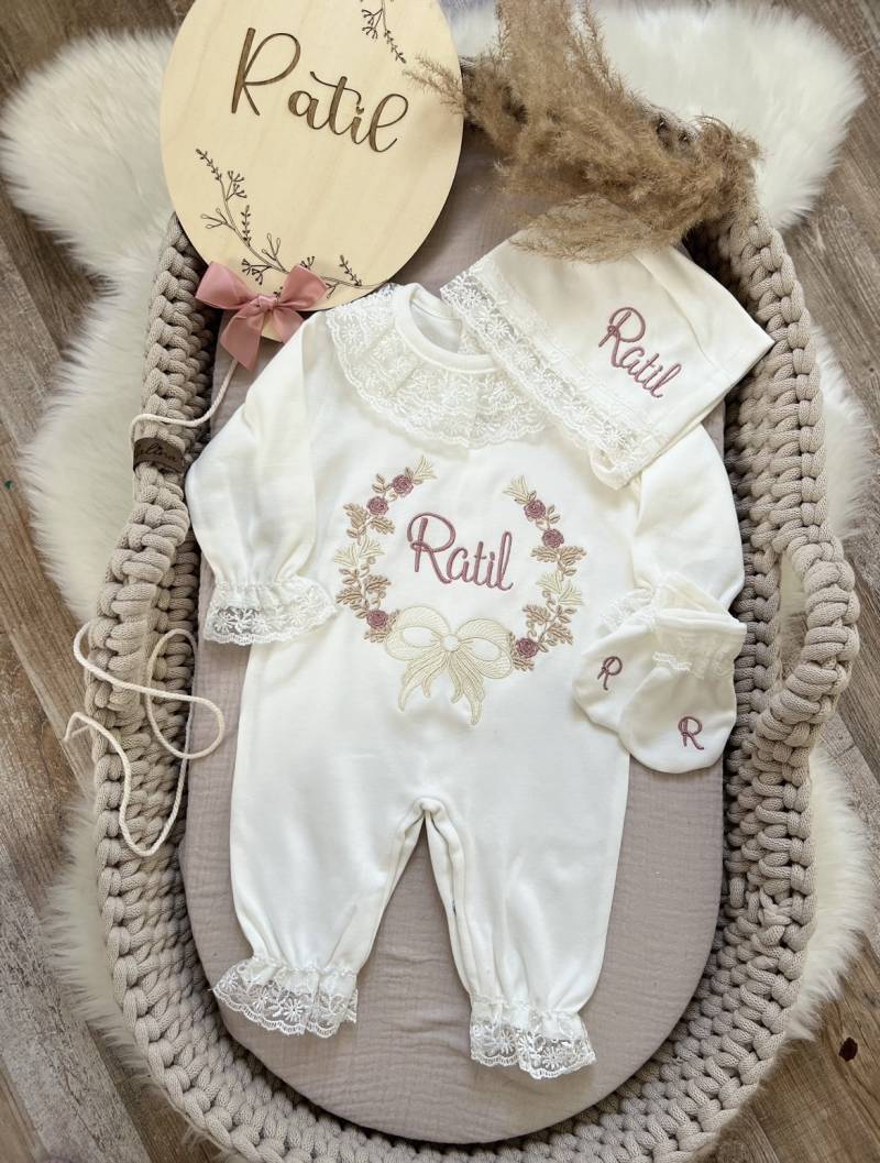 strampler Set Personalisiert - Geschenk Zur Geburt Babyset Mit Name Neugeborenen Outfit Baby Erstausstattung von FresitaHandMadenihad