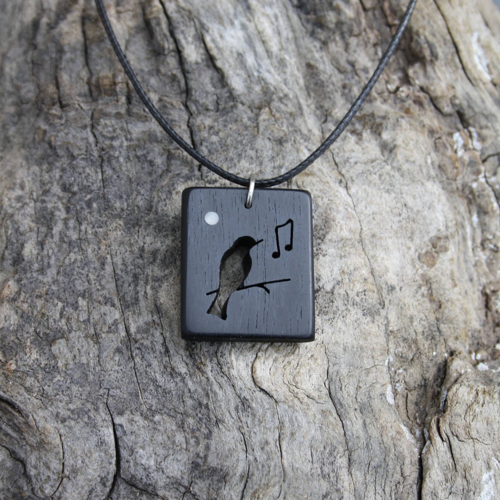 Ebenholz Singvogel Halskette Vogel Anhänger Aus Holz Mit Perlmutteinlage Ebenholz Singvogel Halskette Vogel Anhänger Aus Holz Mit Perlmutteinlage von Fretmajic