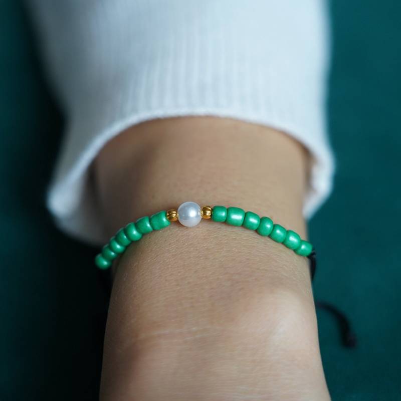 Zierliches Perlenarmband in Grün, Mit Verstellbaren Schwarzen Garn Zierliches Perlenarmband in Grün, Mit Verstellbaren Schwarzen Garn von Freudenband