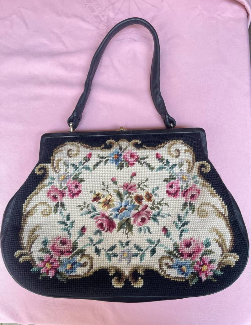 Vintage Handtasche Petit-Point Stickerei Top Verarbeitet 1940Er Jahre Vintage Handtasche Petit-Point Stickerei Top Verarbeitet 1940Er Jahre von FreudenhausvonSu