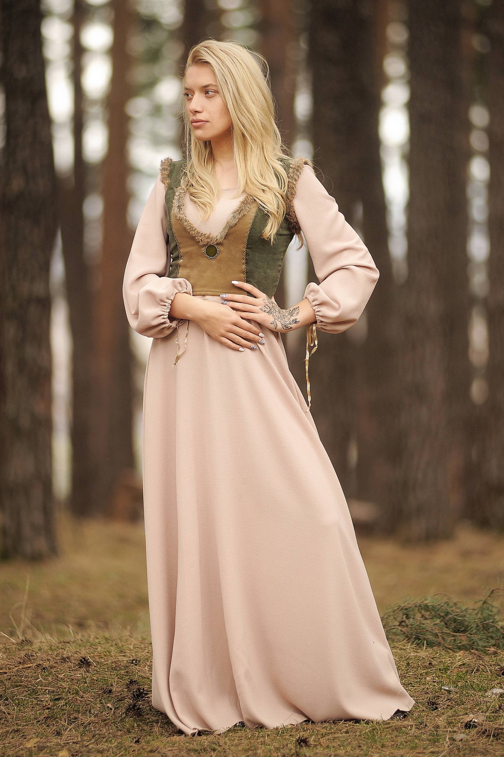 Maxi Langes Kleid Mit Samt Und Fell Oben Maxi Langes Kleid Mit Samt Und Fell Oben von FreyaArtAtelier
