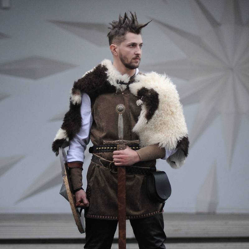 Mittelalterliches Kostüm Für Männer/Tunika Aus Baumwolle+Samtmantel+ Schaffell/Mittelalterfest Mittelalterliches Kostüm Für Männer/Tunika Aus Baumwolle+Samtmantel+ Schaffell/Mittelalterfest von FreyaArtAtelier
