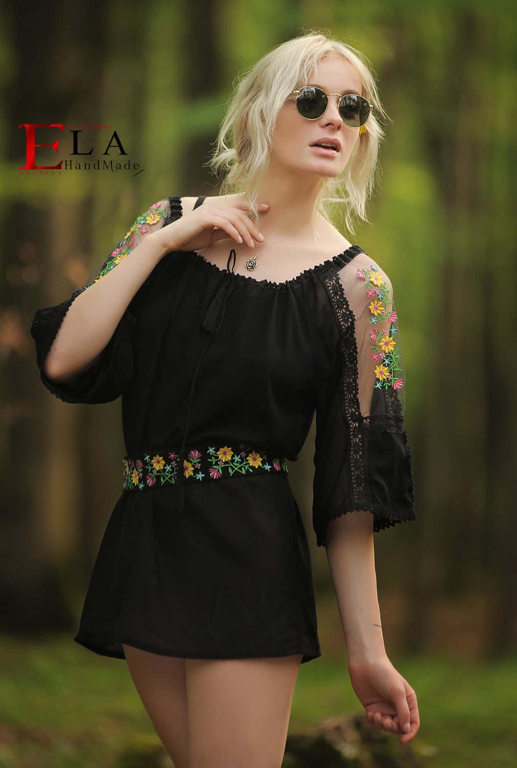 Schwarze Flower Power Folk Stickerei Bluse Schwarze Flower Power Folk Stickerei Bluse von FreyaArtAtelier