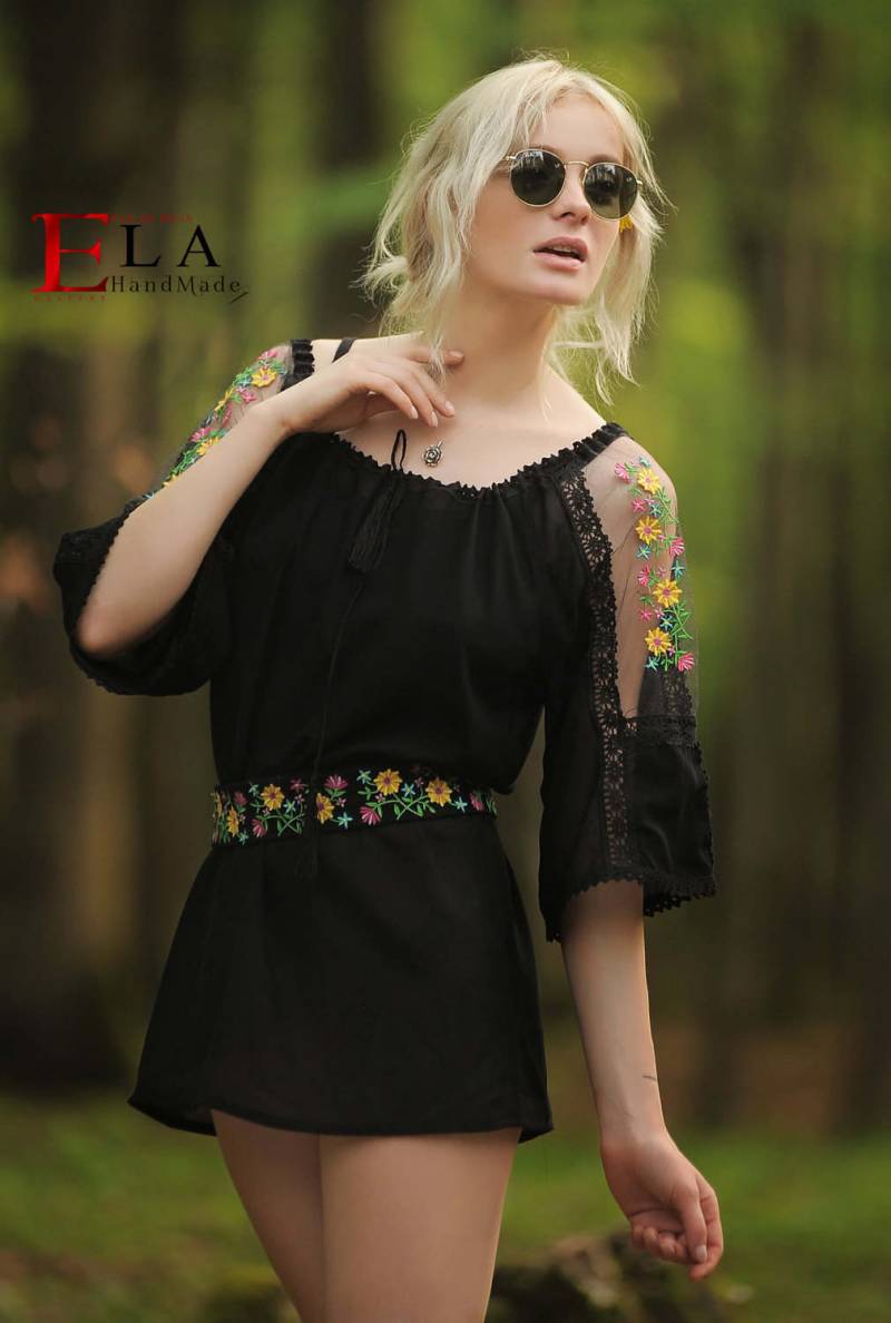 Schwarze Flower Power Folk Stickerei Bluse Schwarze Flower Power Folk Stickerei Bluse von FreyaArtAtelier