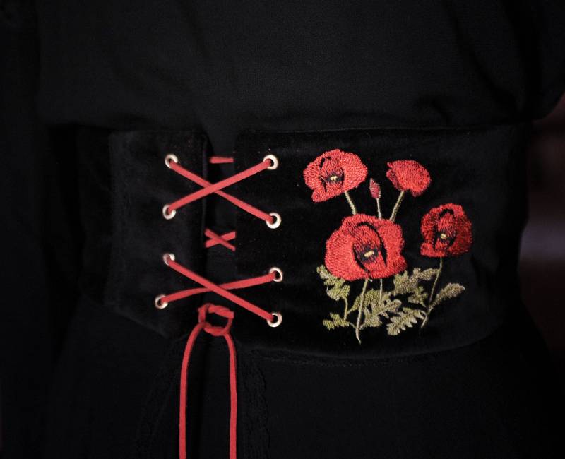 Schwarzer Samtmohn Korsett Gürtel Schwarzer Samtmohn Korsett Gürtel von FreyaArtAtelier