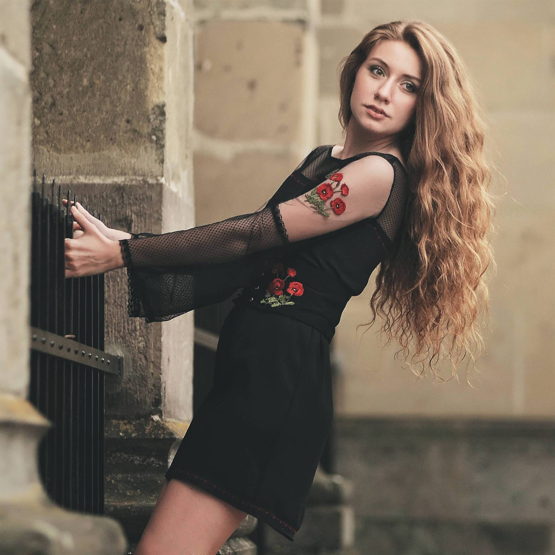 Schwarzes Besticktes Mohnblumen Kleid Mit Korsettgürtel Schwarzes Besticktes Mohnblumen Kleid Mit Korsettgürtel von FreyaArtAtelier