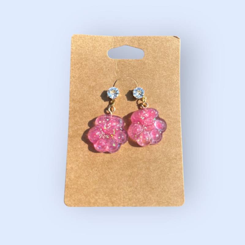 Glitzernde Pfötchen-Ohrringe Aus Resin | Handgemachter Tierliebe-Schmuck in Pink Funkelnde Statement-Ohrringe Von Frija Design von FriJaDesign