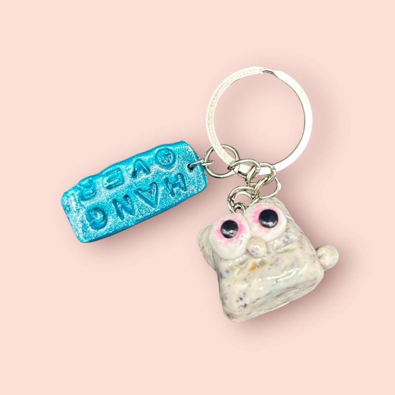 Hangover Cat™ Schlüsselanhänger - Cremeweiß Gesprenkelt Mit Türkisblauem Tag Handgemachter Kater-Charme Im Taschenformat von FriJaDesign