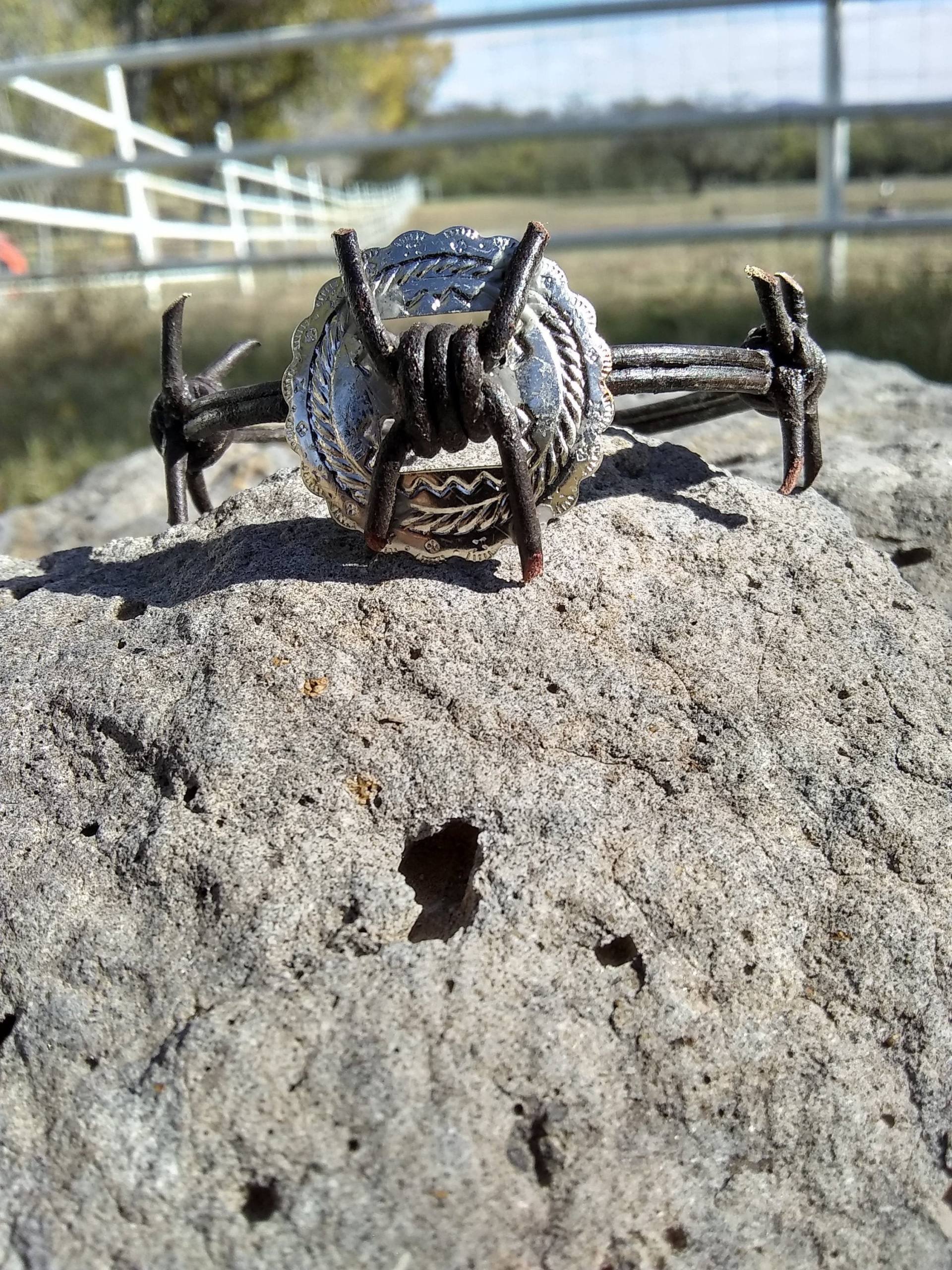 Einzigartiges Concha Stacheldraht-Armband Einzigartiges Concha Stacheldraht-Armband von FriarFreds