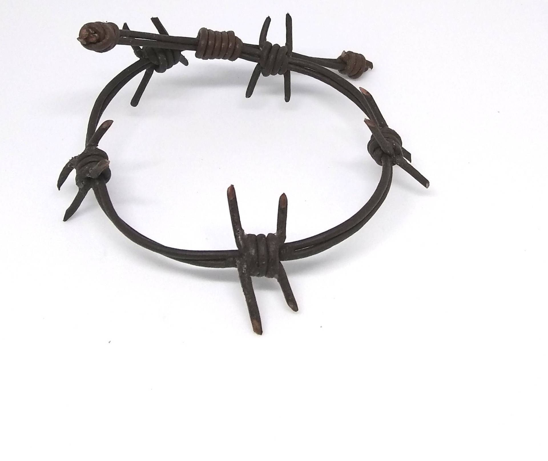 Lederarmband Mit Stacheldraht. Handgefertigt Im Echten Wilden Westen Lederarmband Mit Stacheldraht. Handgefertigt Im Echten Wilden Westen von FriarFreds