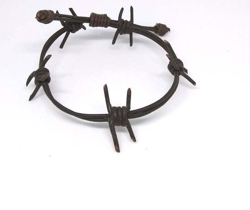 Lederarmband Mit Stacheldraht. Handgefertigt Im Echten Wilden Westen Lederarmband Mit Stacheldraht. Handgefertigt Im Echten Wilden Westen von FriarFreds