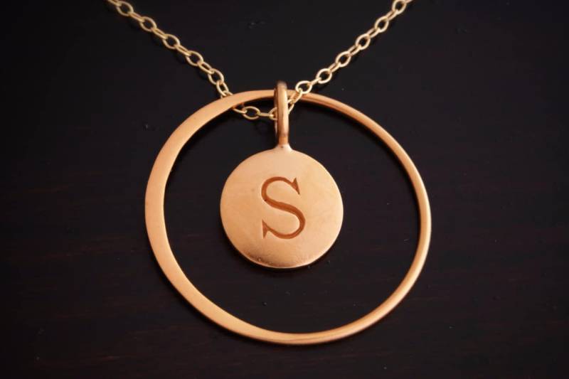 Gold Initial Mit Karma Kreis Halskette Aus 24K Vermeil Goldkette Monogramm Brief Link Ring Brautjungfern Brautgeburtstag Erstaunlich Gold Initial Mit Karma Kreis Halskette Aus 24K Vermeil Goldkette Monogramm Brief Link Ring Brautjungfern Brautgeburtstag Erstaunlich von FrictionJewelryUSA