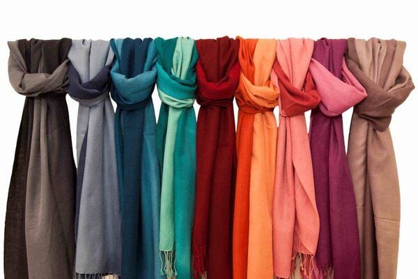 Frida Feeling Schal (70% Wolle / 30% Seide) mit farbigem Verlauf von Frida Feeling