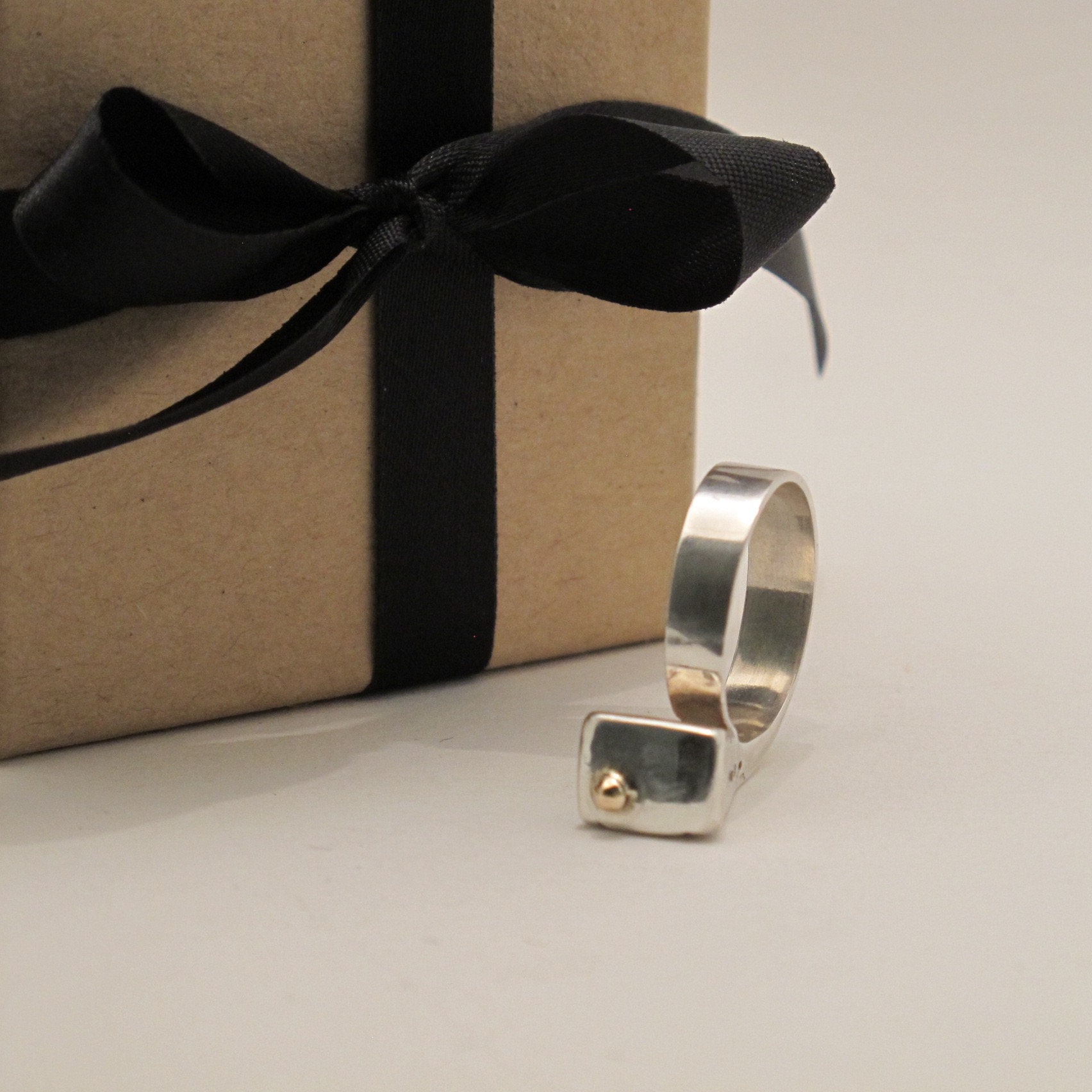 Lipizzaner Solide Silber Hufeisen Nagel Ring Mit Einschub Goldkugel. Größe N Lipizzaner Solide Silber Hufeisen Nagel Ring Mit Einschub Goldkugel. Größe N von FridayLawrence