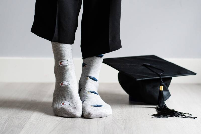 Damensocken | Freitag Sock Co Mismatched Socken Lustige Graduierung Damensocken | Freitag Sock Co Mismatched Socken Lustige Graduierung von FridaySockCo