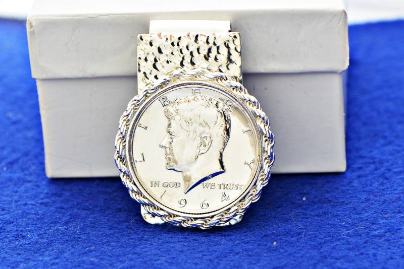 Gehämmerte Klappbare U.s. Silver Half Dollar 1964 Jfk Münze Geldklammer von FridaysJewelry