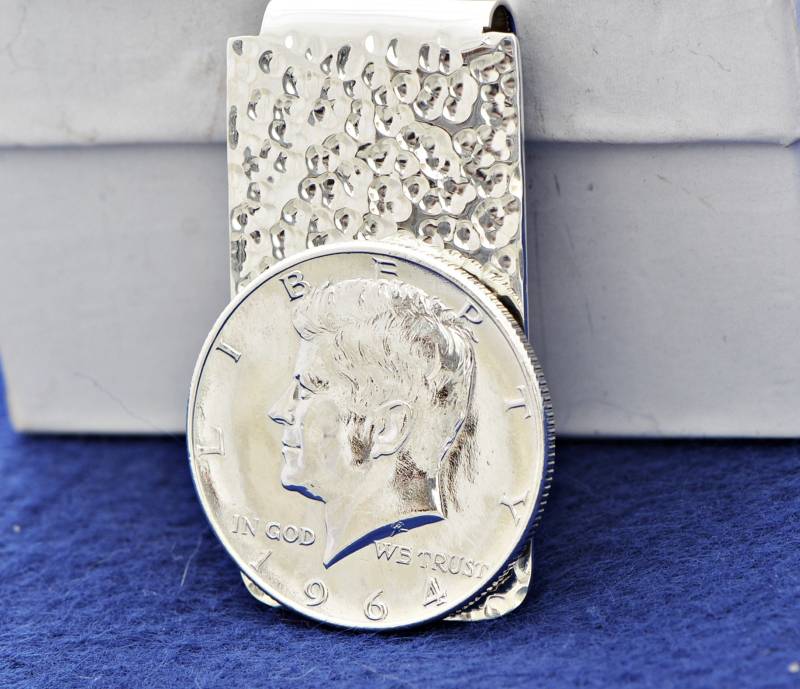 Gehämmerte Klappbare U.s. Silver Half Dollar 1964 Jfk Münze Geldklammer von FridaysJewelry
