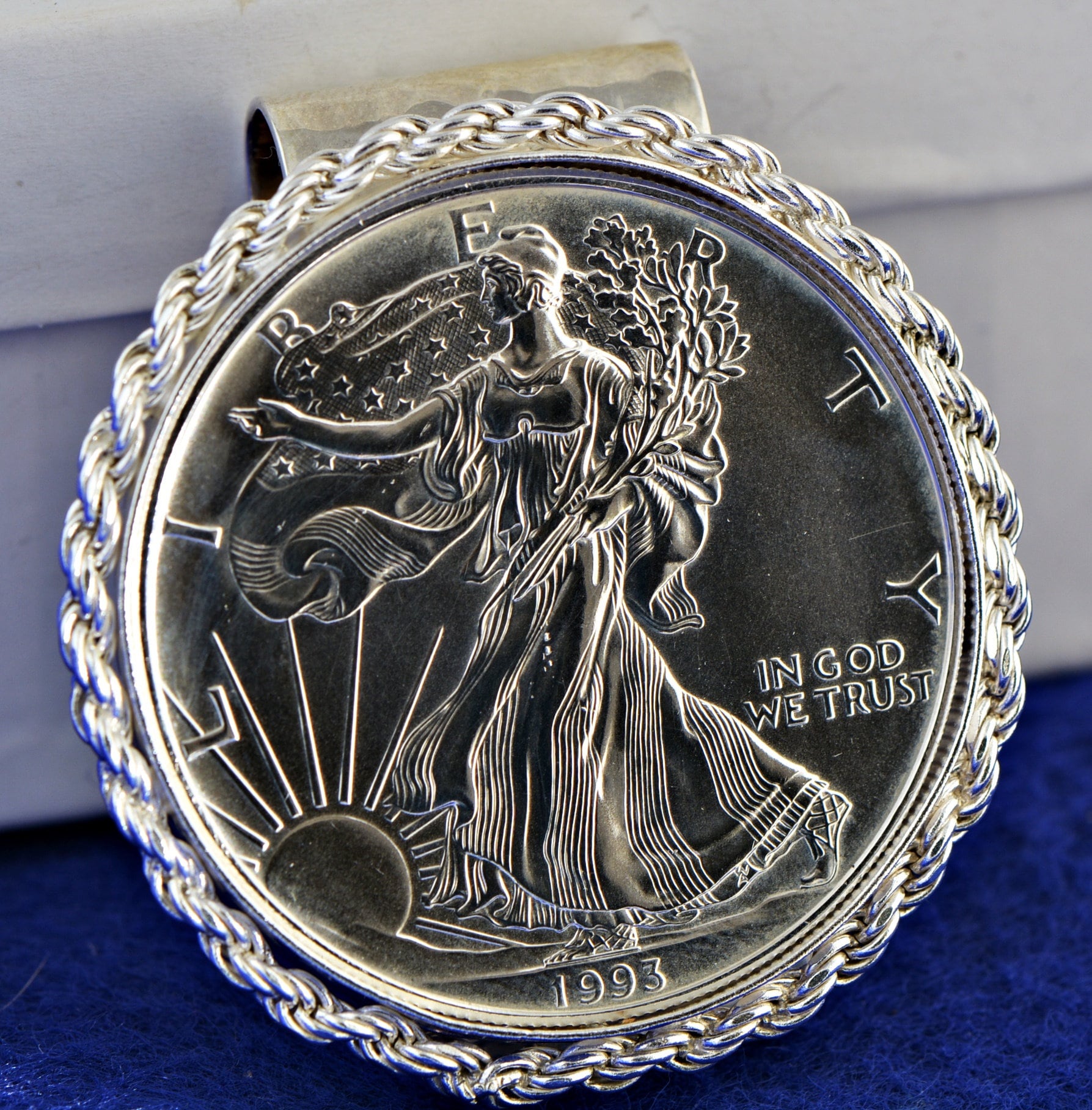 Silber Us American Eagle Münze Gehämmert Textur Sterling Geldscheinklammer Mit Einem Diamant-Schliff Lünette von FridaysJewelry