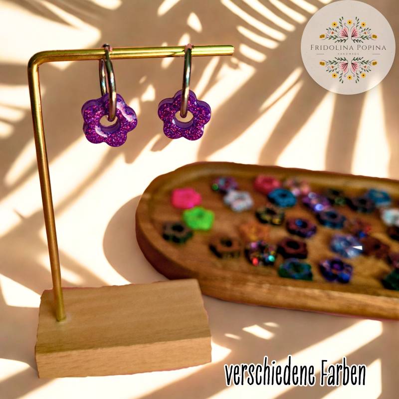 Creolen Mit Blumen Charm Aus Epoxidharz - Ohrringe Eyecatcher Schmuck Bunt Glitzer von FridolinaPopina