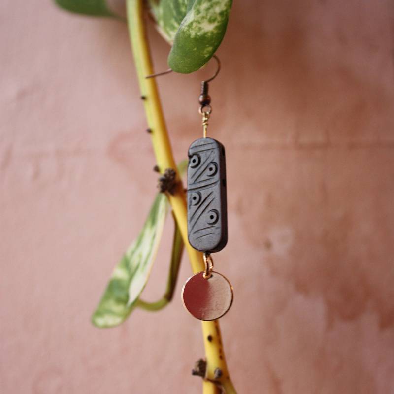 Single Ohrring - Holzperle Mit Goldener Scheibe Aus Metall 7 cm Länge von FriedaFoxDE