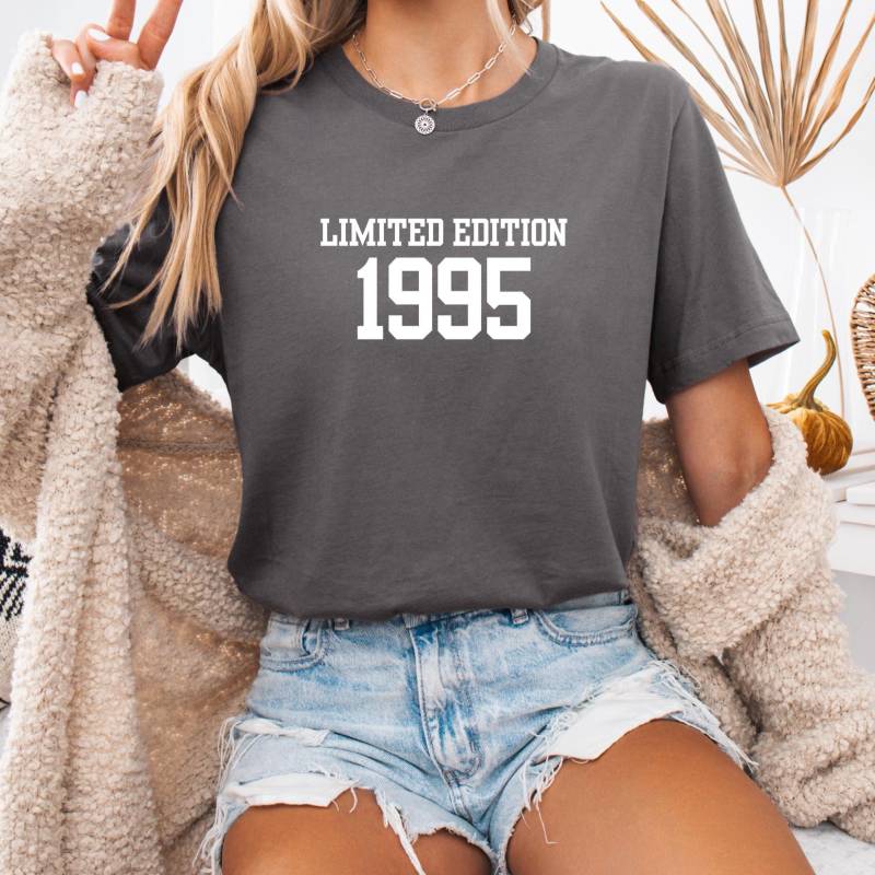 Geburtstagsshirt Personalisiert Mit Name & Geburtsjahr - Einzigartiges Geschenk Für Kinder Und Erwachsene, Lustige T-Shirts Feiern von FriedaFunkel