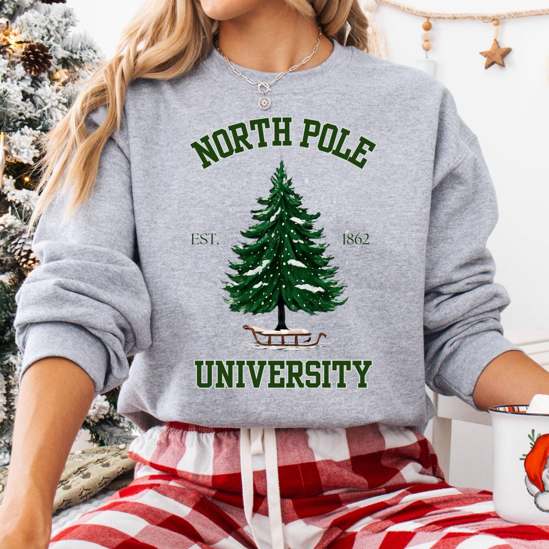 Weihnachtspulli Für Damen Und Herren Als Lustiger Weihnachtspullover Perfektes Weihnachtsoutfit, Geschenkidee, Nordpol, University von FriedaFunkel