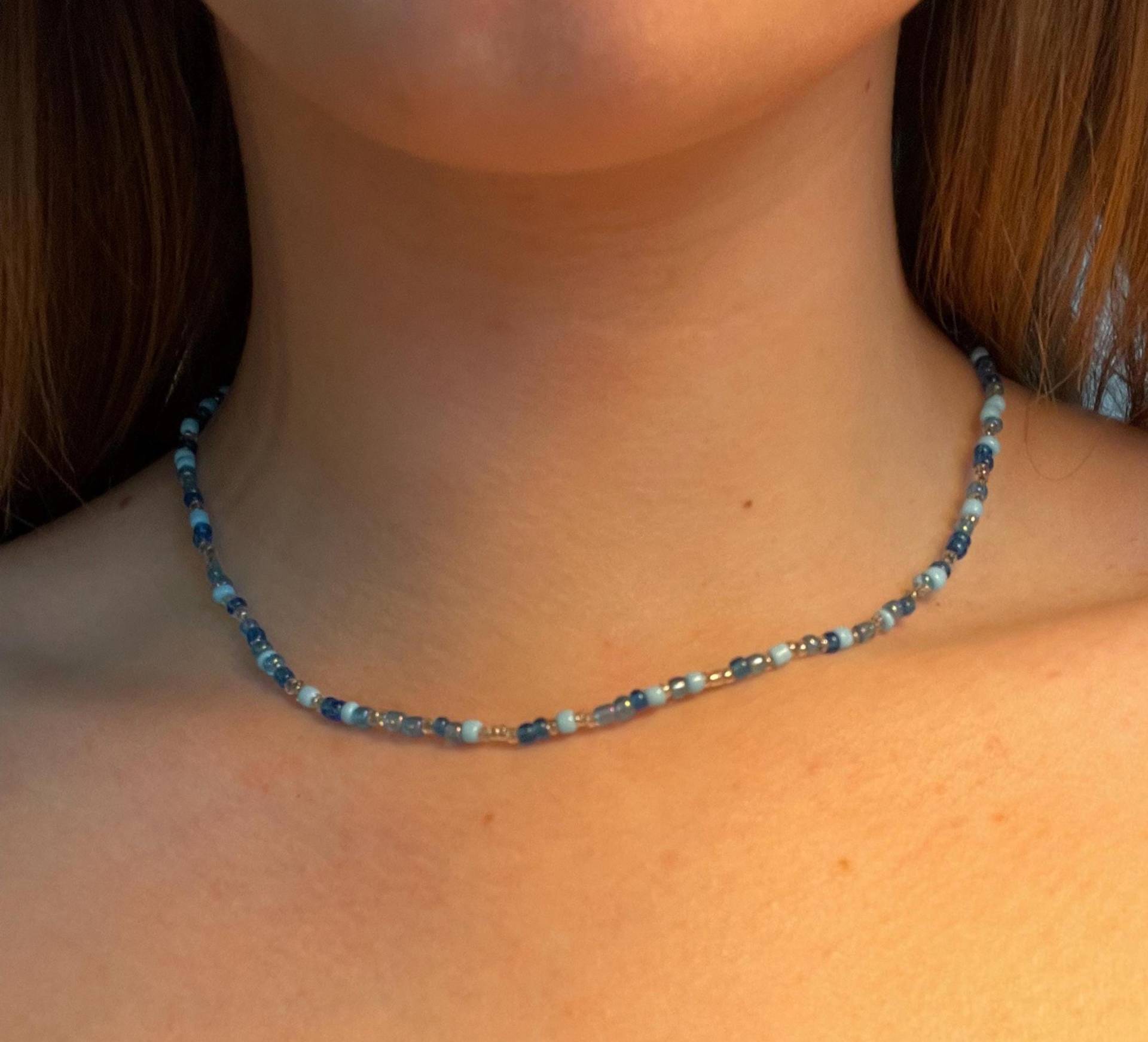 Blaue Perlenkette Mit Karabiner Verschluss von FriedasSchmuck