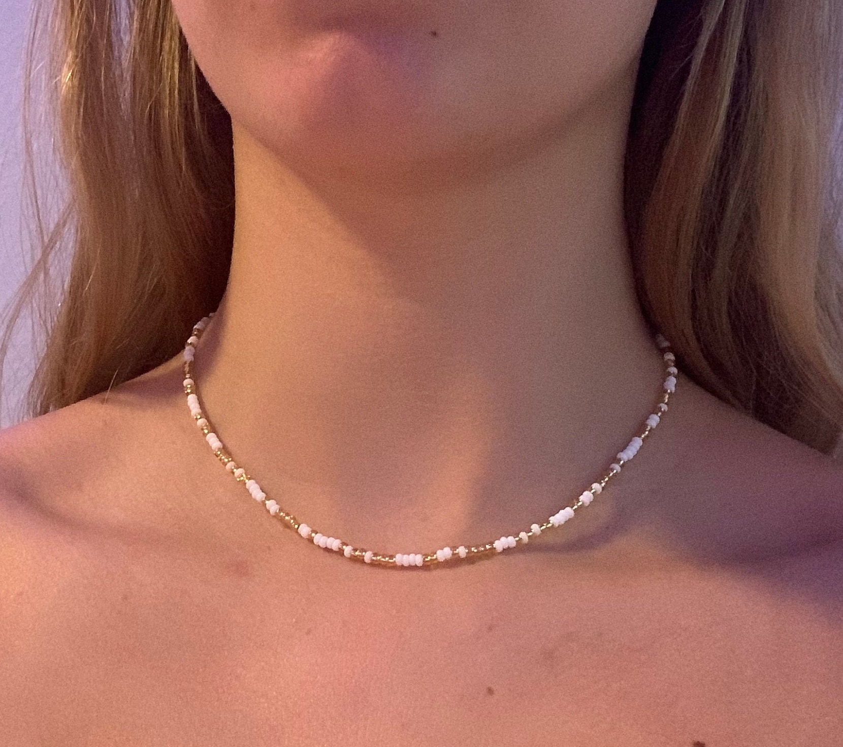 Gold Weiße Perlen Kette Mit Goldenem Verschluss von FriedasSchmuck