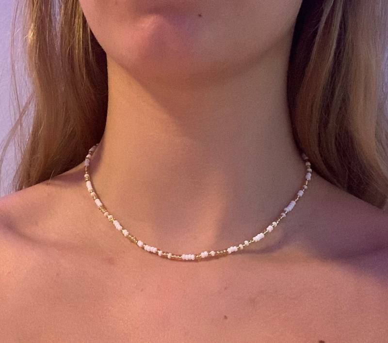 Gold Weiße Perlen Kette Mit Goldenem Verschluss Gold Weiße Perlen Kette Mit Goldenem Verschluss von FriedasSchmuck