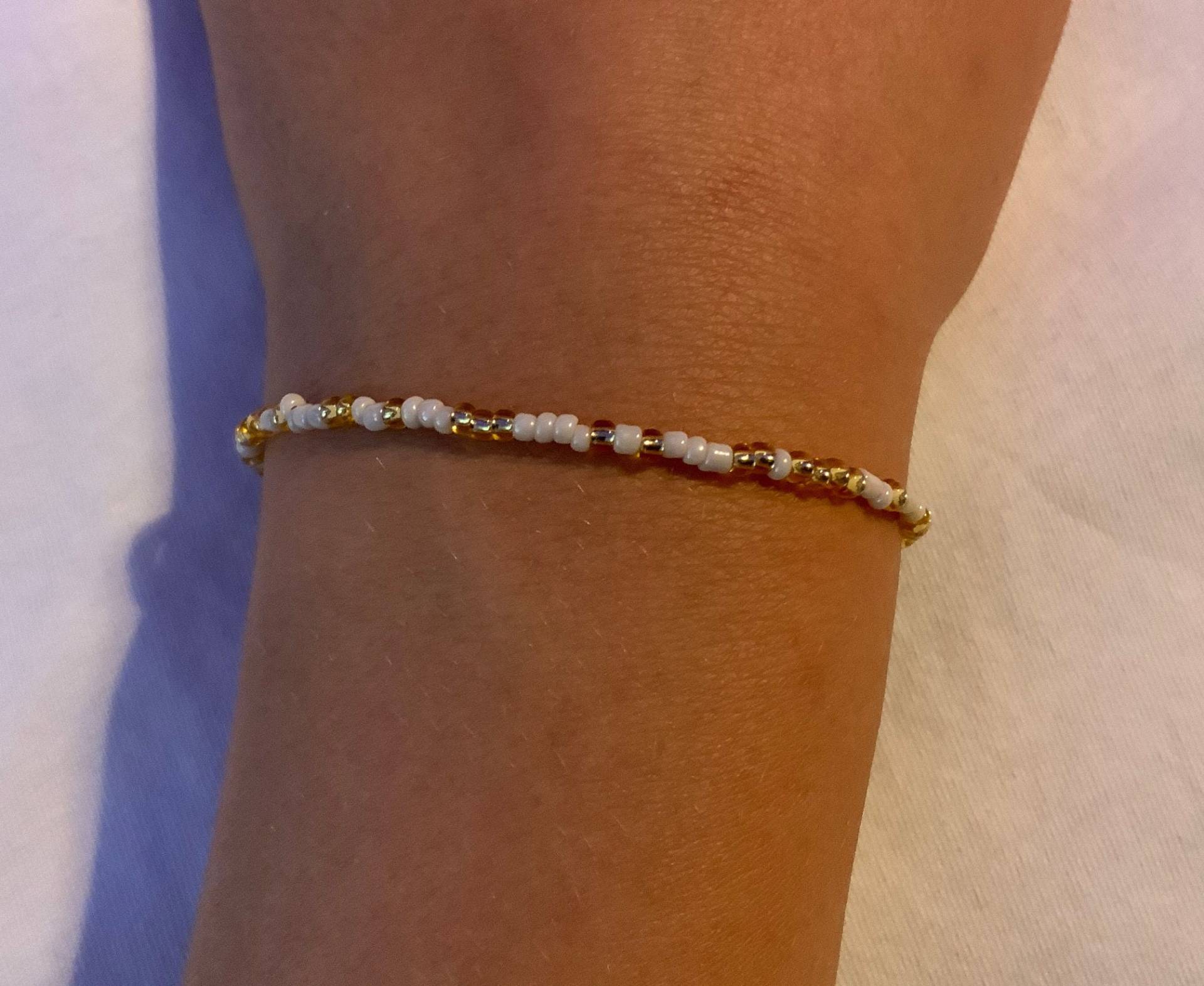 Gold Weißes Perlen Armband Mit Goldenem Verschluss von FriedasSchmuck