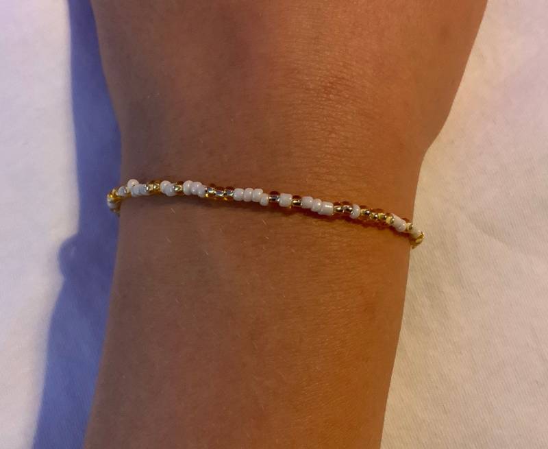 Gold Weißes Perlen Armband Mit Goldenem Verschluss Gold Weißes Perlen Armband Mit Goldenem Verschluss von FriedasSchmuck