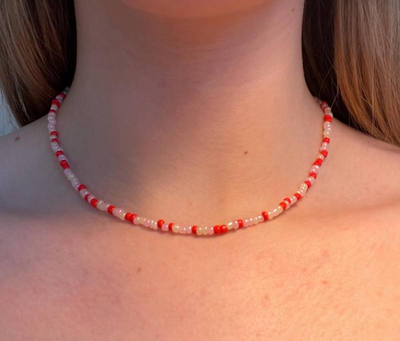 Rosa Rote Perlenkette Mit Karabiner Verschluss Rosa Rote Perlenkette Mit Karabiner Verschluss von FriedasSchmuck