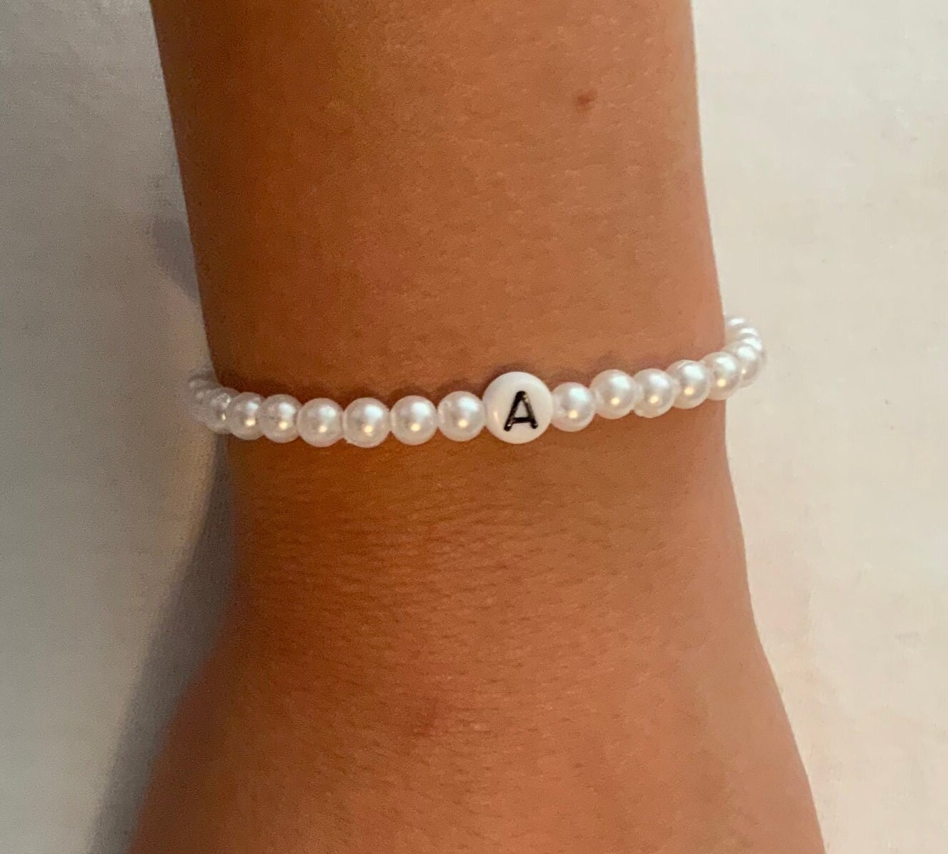 Weißes Perlenarmband Personalisiert von FriedasSchmuck
