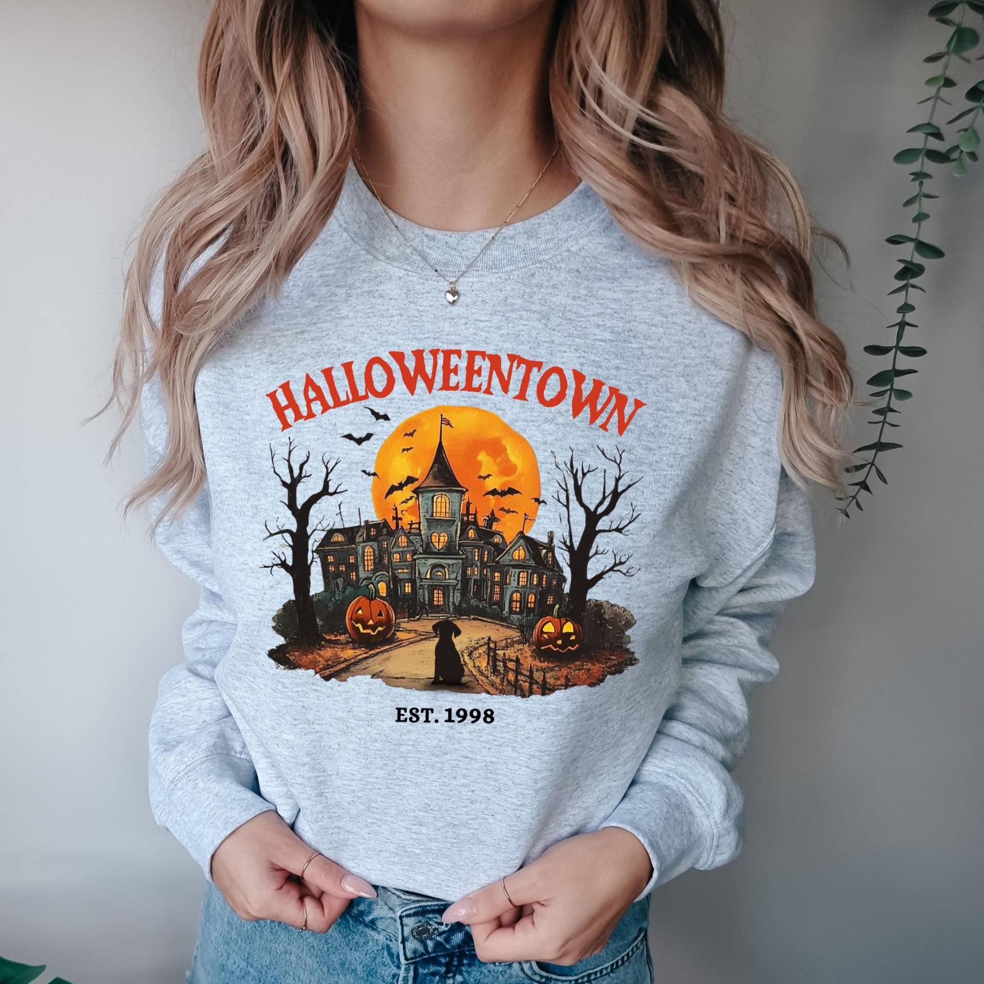 Halloweentown Sweatshirt, Retro Halloween Hund Mama Rundhalsausschnitt von FriendlyPawsDesigns