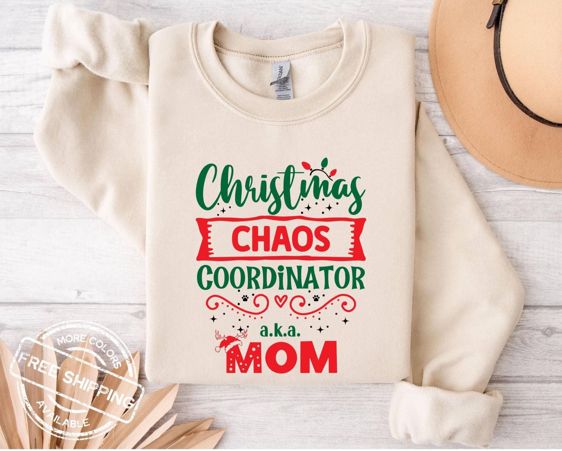 Personalisiertes Weihnachtschaos-Koordinator-Sweatshirt - Feiertags-Familiengeschenk von FriendlyPawsDesigns