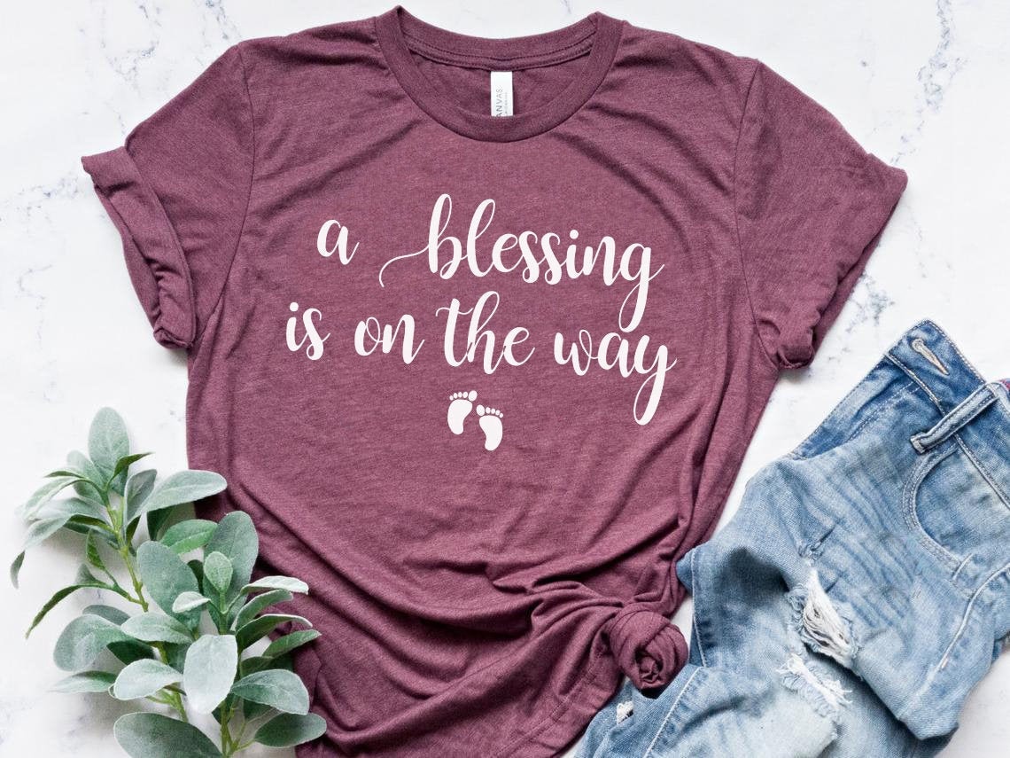 A Blessing Is On The Way Shirt Schwangerschaft Reveal Mama Tshirt Ankündigung Plus Size Kleidung Mom Of Boyz Tops Tumblr T-Shirt von FriendsDots