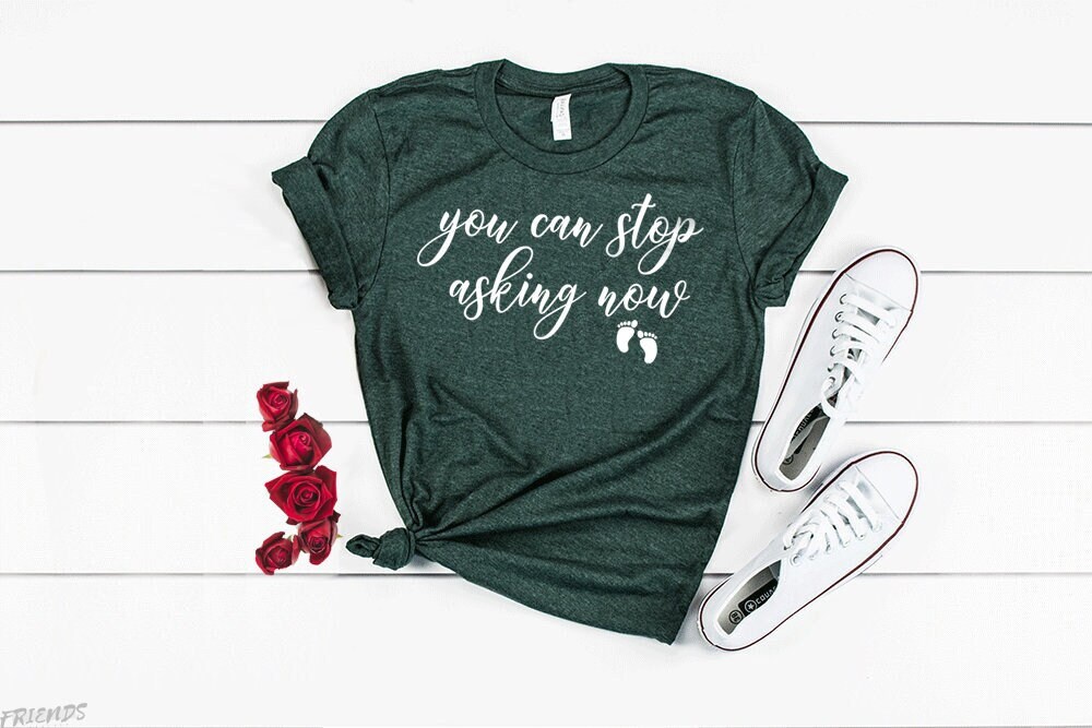 Schwangerschaft Ankündigung Shirt Mit Sprüchen You Can Stop Asking Now Plus Size Kleidung Reveal Tumblr Überzahl Mama T-Shirt Schwangerschaft Ankündigung Shirt Mit Sprüchen You Can Stop Asking Now Plus Size Kleidung Reveal Tumblr Überzahl Mama T-Shirt von FriendsDots