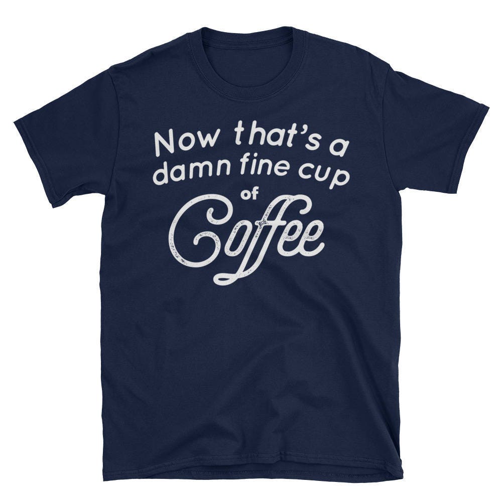Verdammt Feine Tasse Kaffee/Twin Peaks David Lynch Agent Dale Cooper Lustige Gute Parodie Fan Liebhaber Geschenk T-Shirt Verdammt Feine Tasse Kaffee/Twin Peaks David Lynch Agent Dale Cooper Lustige Gute Parodie Fan Liebhaber Geschenk T-Shirt von FriendsNeverDie